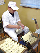 製麺場にて麺の作成中